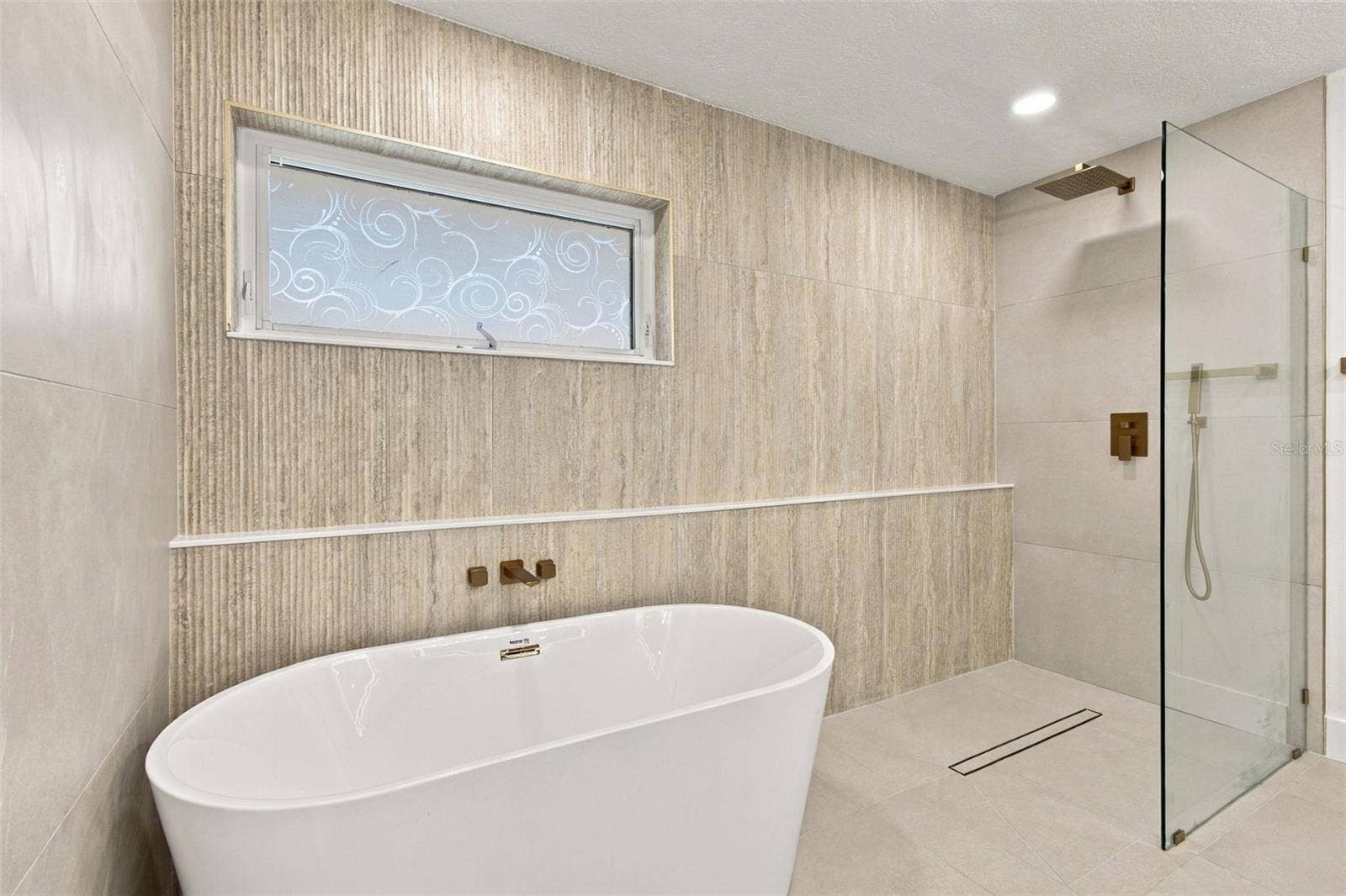 2942 CLUBHOUSE DRIVE W, Clearwater, FL 33761 Primary Water Room