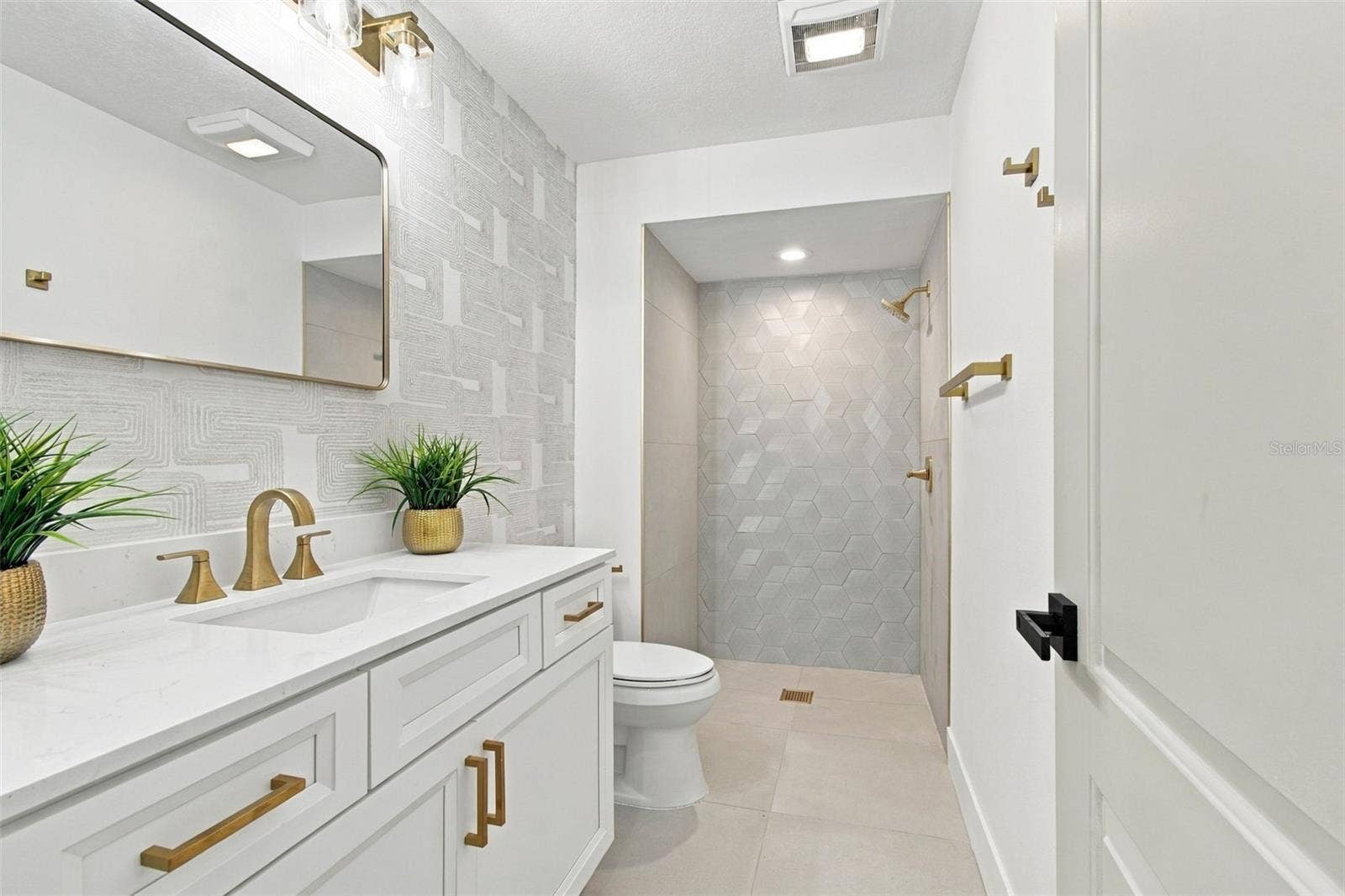 2942 CLUBHOUSE DRIVE W, Clearwater, FL 33761 Hall Bath