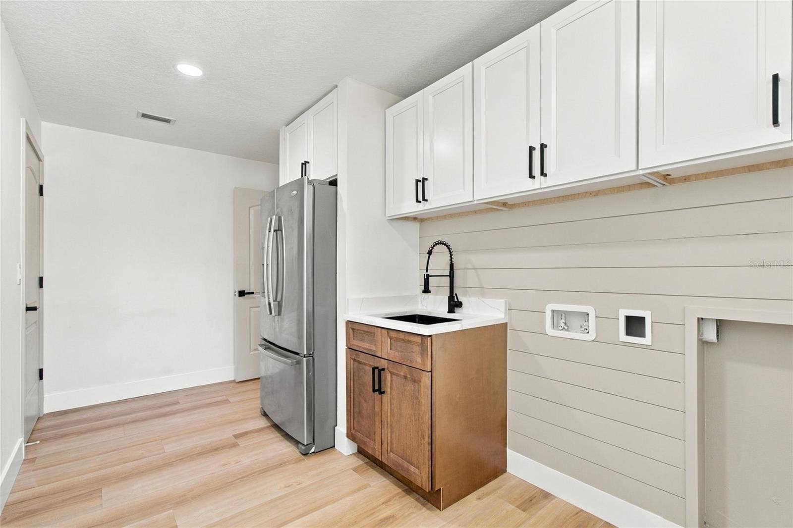 2942 CLUBHOUSE DRIVE W, Clearwater, FL 33761 Laundry Room