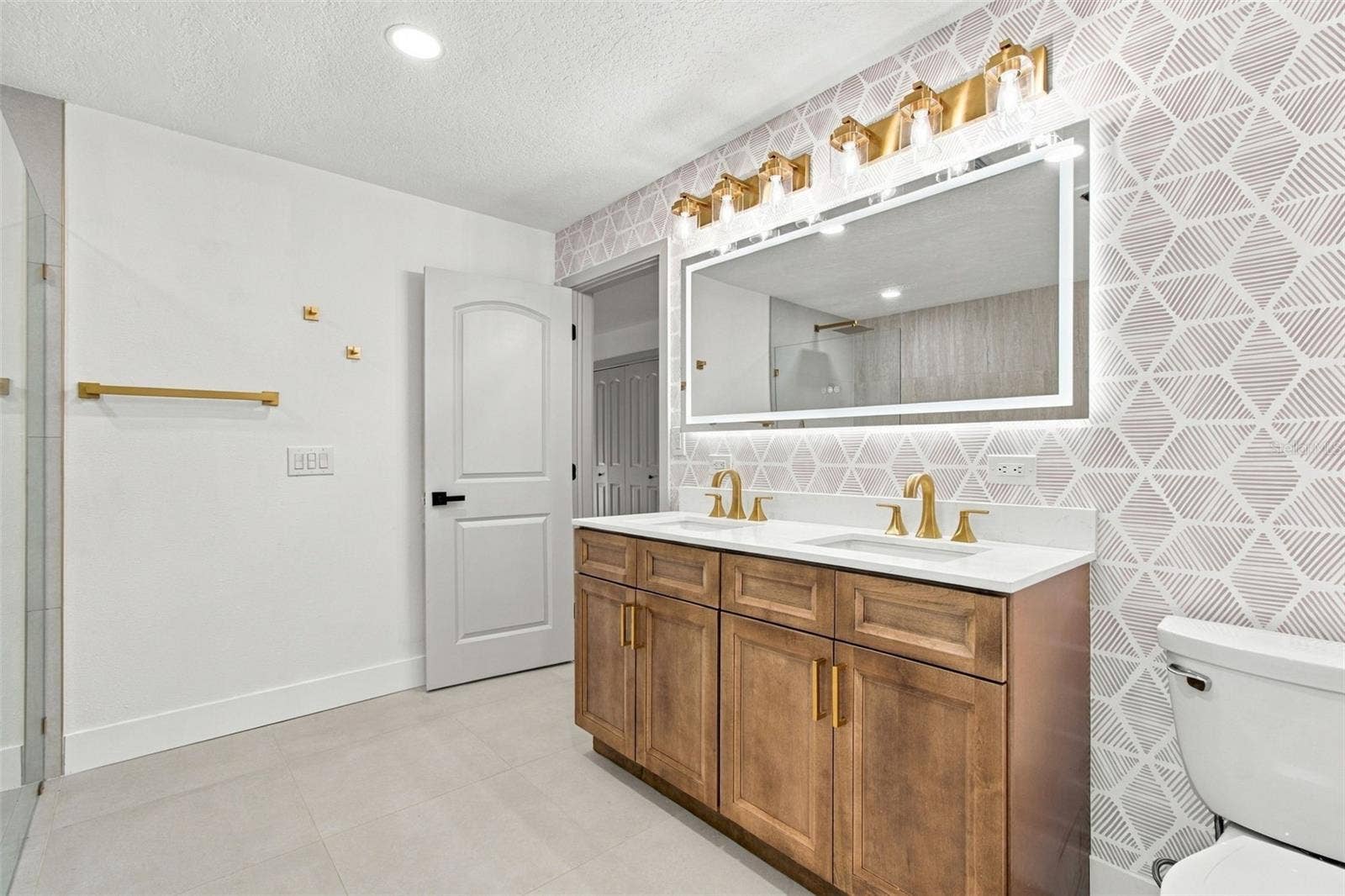 2942 CLUBHOUSE DRIVE W, Clearwater, FL 33761 Primary bath