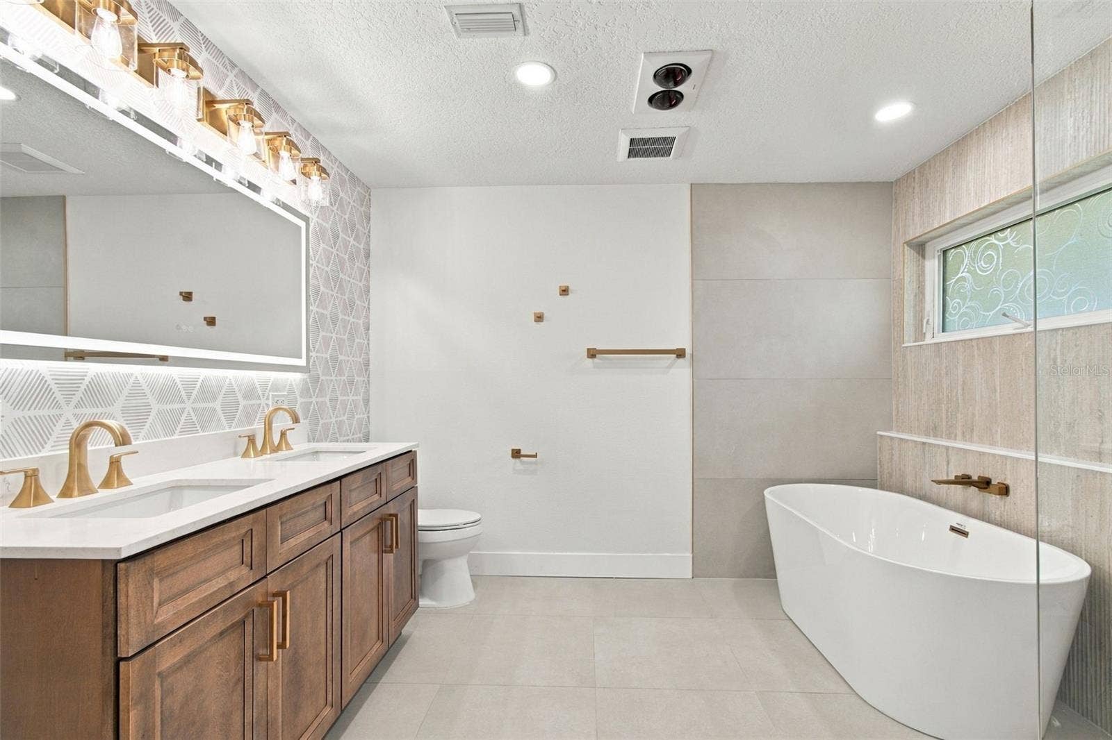 2942 CLUBHOUSE DRIVE W, Clearwater, FL 33761 Primary bath