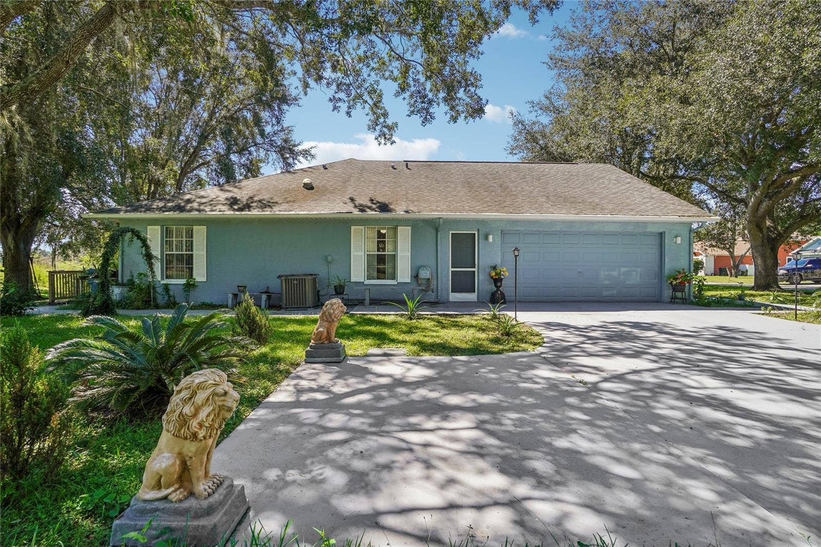 6074 BEECHWOOD DRIVE, Dade City, FL 33523 Driveway