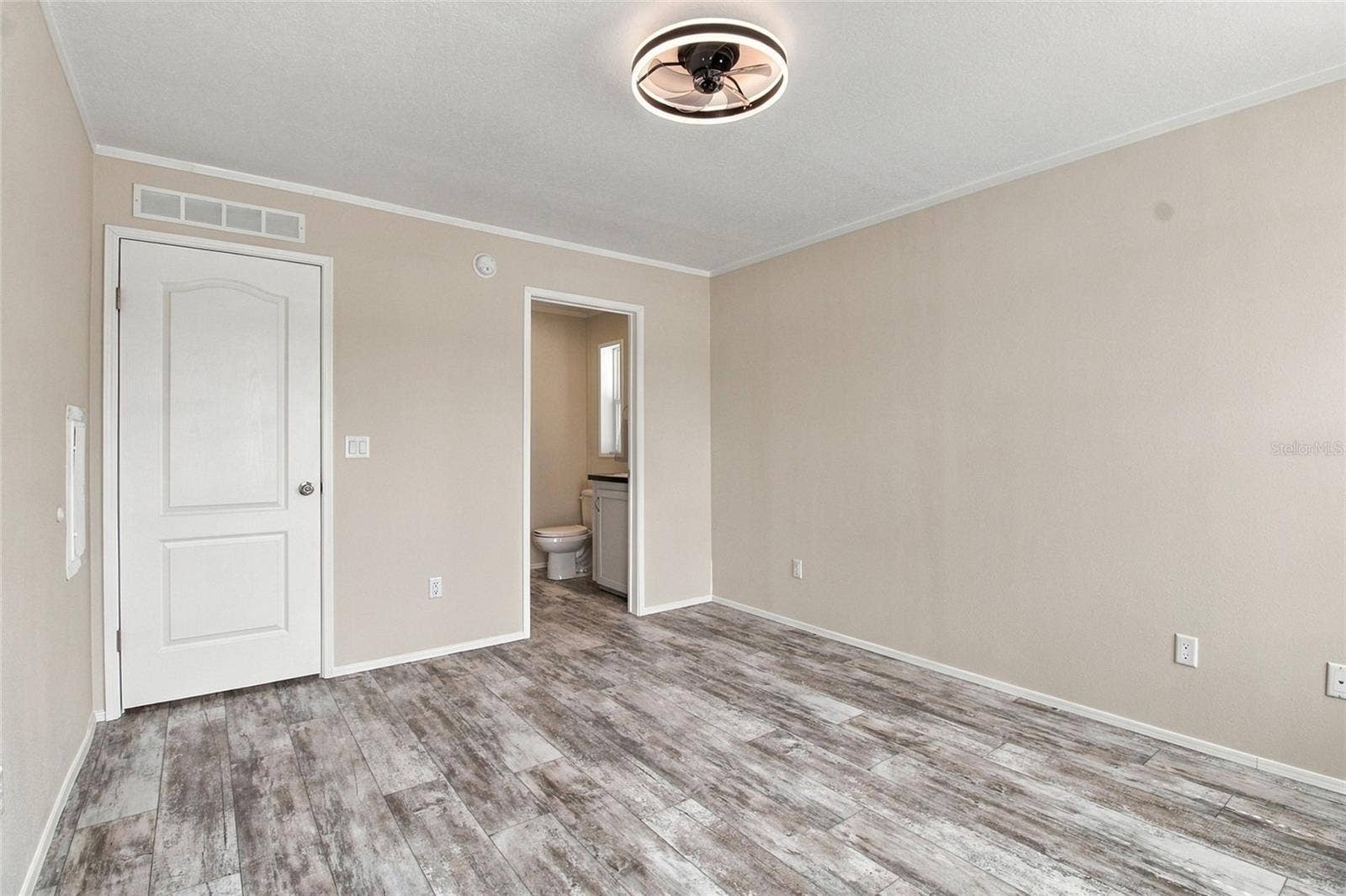 18675 U.S. HIGHWAY 19 N., #349, Clearwater, FL 33764 Primary Bedroom with Ensuite Bath