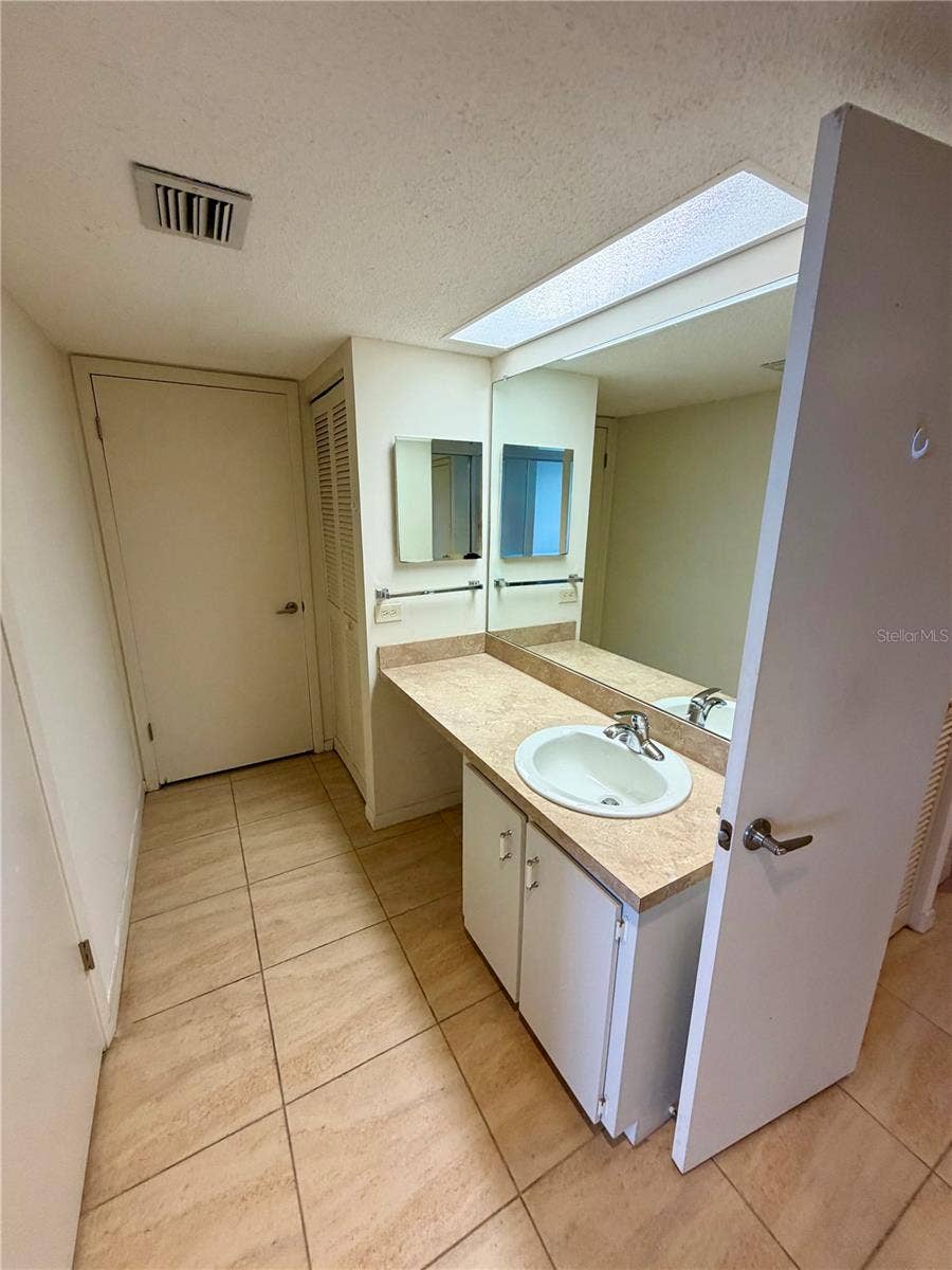 450 TREASURE ISLAND CWY, #302, Treasure Island, FL 33706 Primary Bath