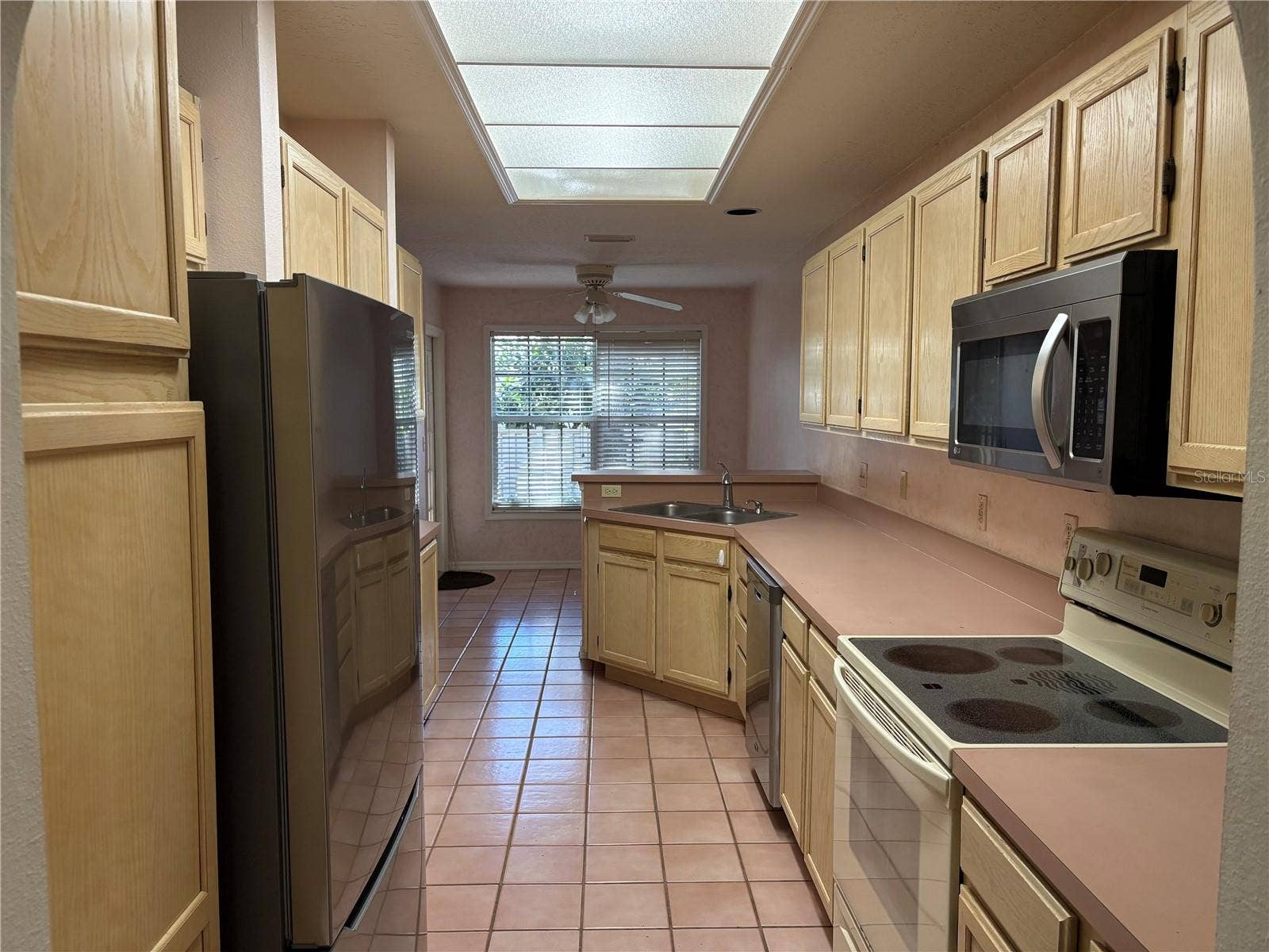 402 DATE PALM COURT NE, St Petersburg, FL 33703 kitchen