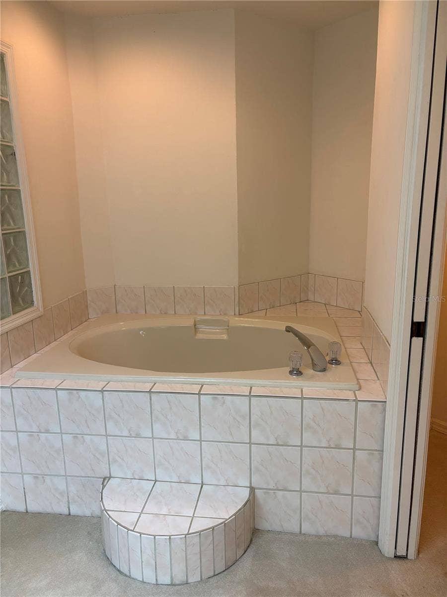 402 DATE PALM COURT NE, St Petersburg, FL 33703 Primary garden tub
