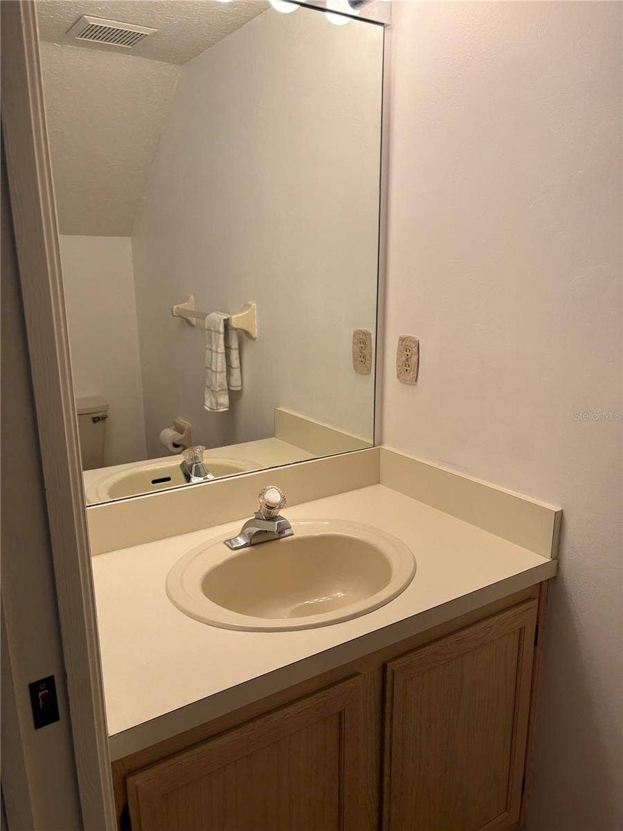 402 DATE PALM COURT NE, St Petersburg, FL 33703 Half bath downstairs