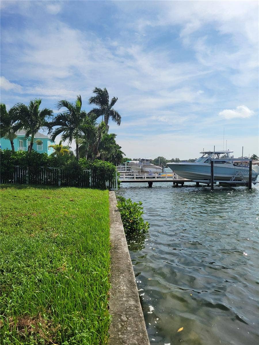 7880 2ND AVENUE S, St Petersburg, FL 33707 7880 2ND AVENUE S, St Petersburg, FL 33707