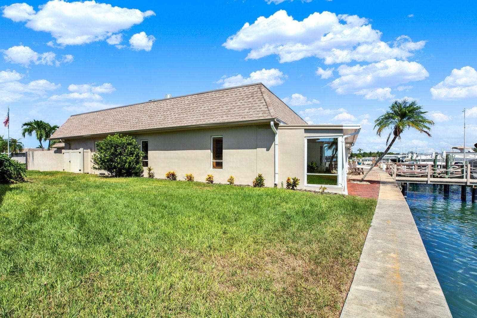 594 BOCA CIEGA POINT BOULEVARD N, St Petersburg, FL 33708 Side Yard