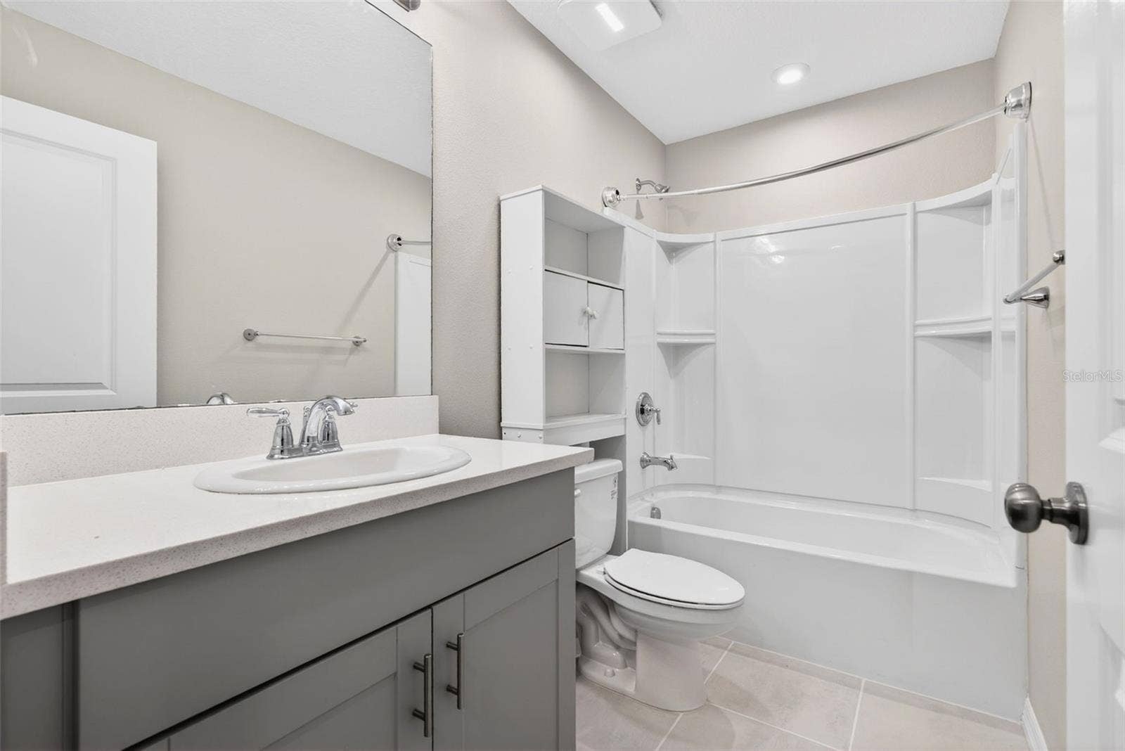 6425 FAIRMONT LANE, Palmetto, FL 34221 Hallway Bathroom