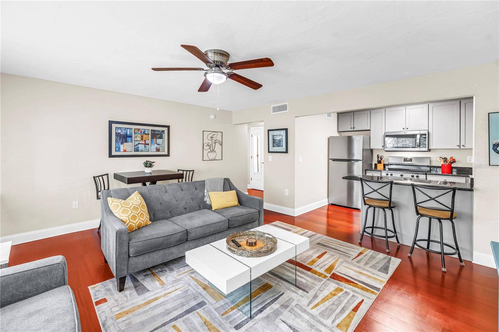210 5TH AVENUE S, #303, St Petersburg, FL 33701 Comfortable and spacious
