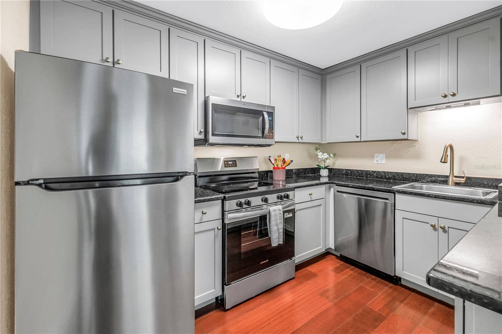 210 5TH AVENUE S, #303, St Petersburg, FL 33701 Brand new kitchen appliances (July 20206).