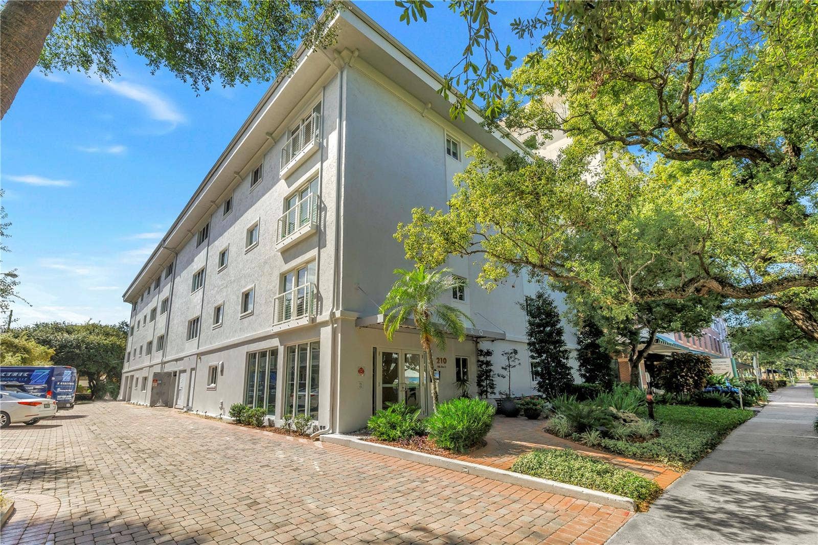 210 5TH AVENUE S, #303, St Petersburg, FL 33701 Bayboro Tower, Parking is on the left