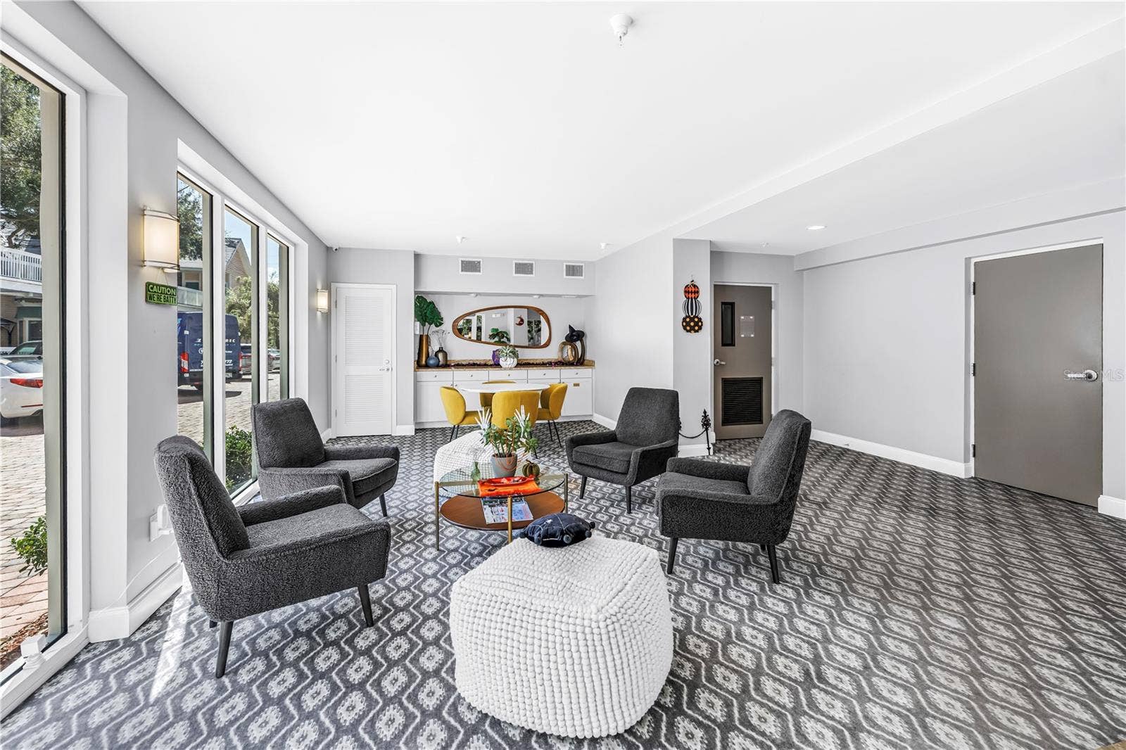 210 5TH AVENUE S, #303, St Petersburg, FL 33701 Stylish Lobby is bright and very welcoming.
