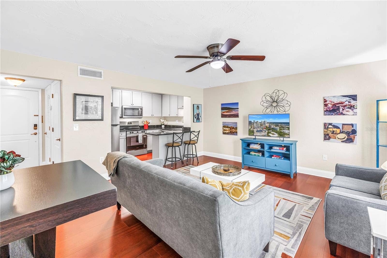210 5TH AVENUE S, #303, St Petersburg, FL 33701 Bright and spacious