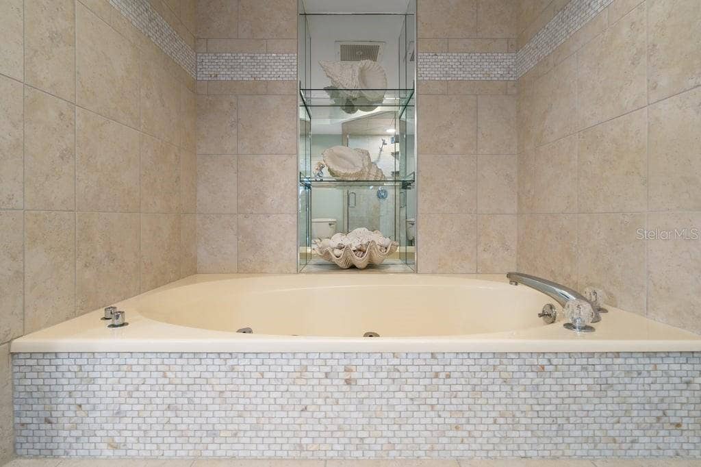 1660 GULF BOULEVARD, #706, Clearwater, FL 33767 Jetted tub