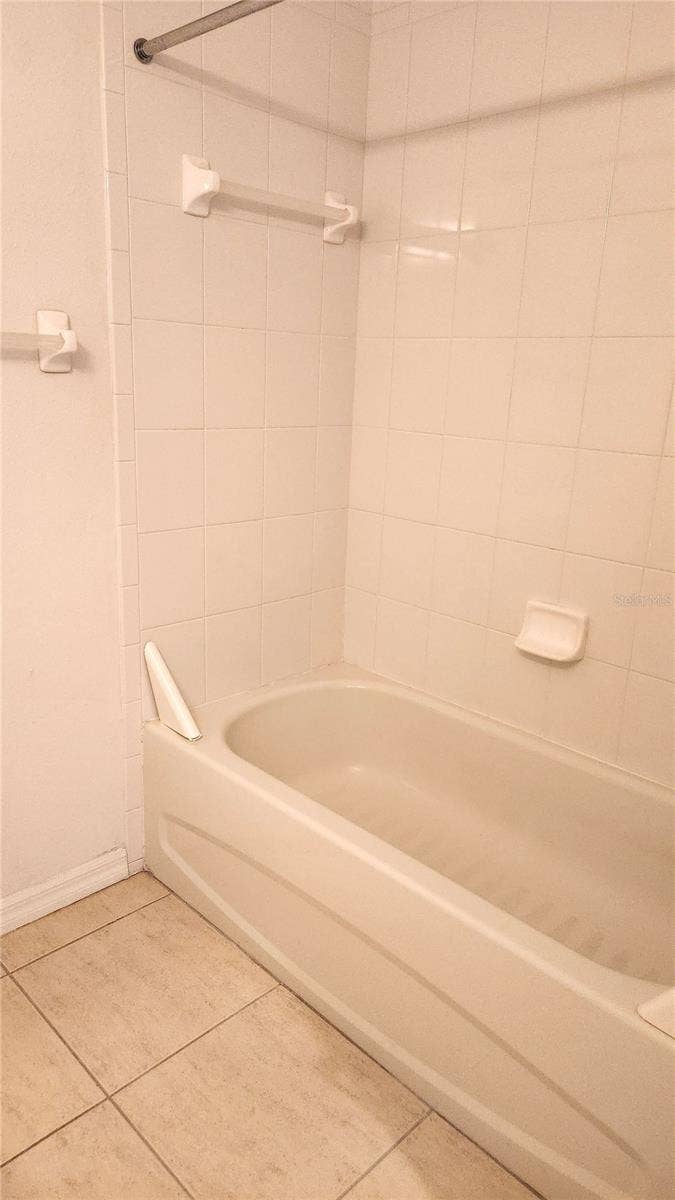 642 SPRING LAKE CIRCLE, Tarpon Springs, FL 34688 Guest bathroom has a tub/shower combo.