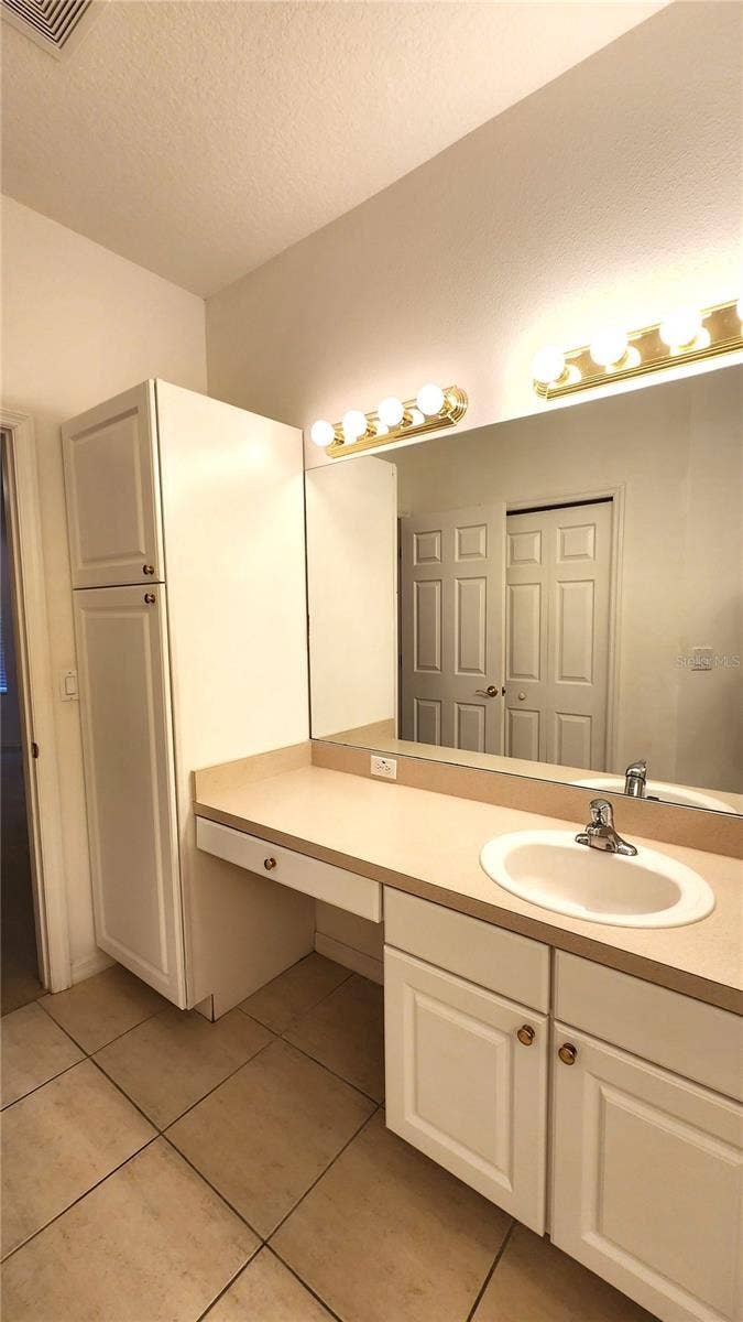 642 SPRING LAKE CIRCLE, Tarpon Springs, FL 34688 Primary Bathroom with Dual sinks and closet toilet.