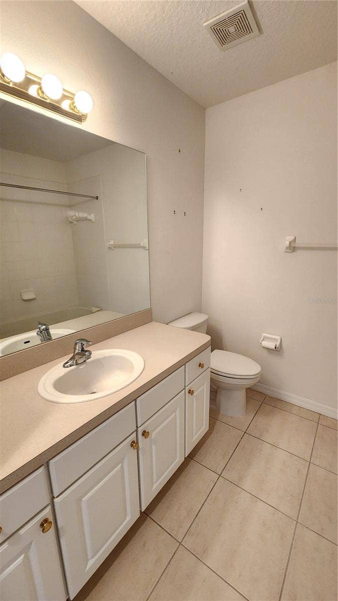 642 SPRING LAKE CIRCLE, Tarpon Springs, FL 34688 Upstairs guest bathroom.