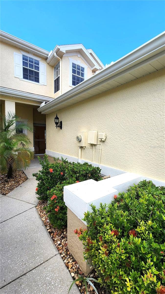 642 SPRING LAKE CIRCLE, Tarpon Springs, FL 34688 Walkway towards home.