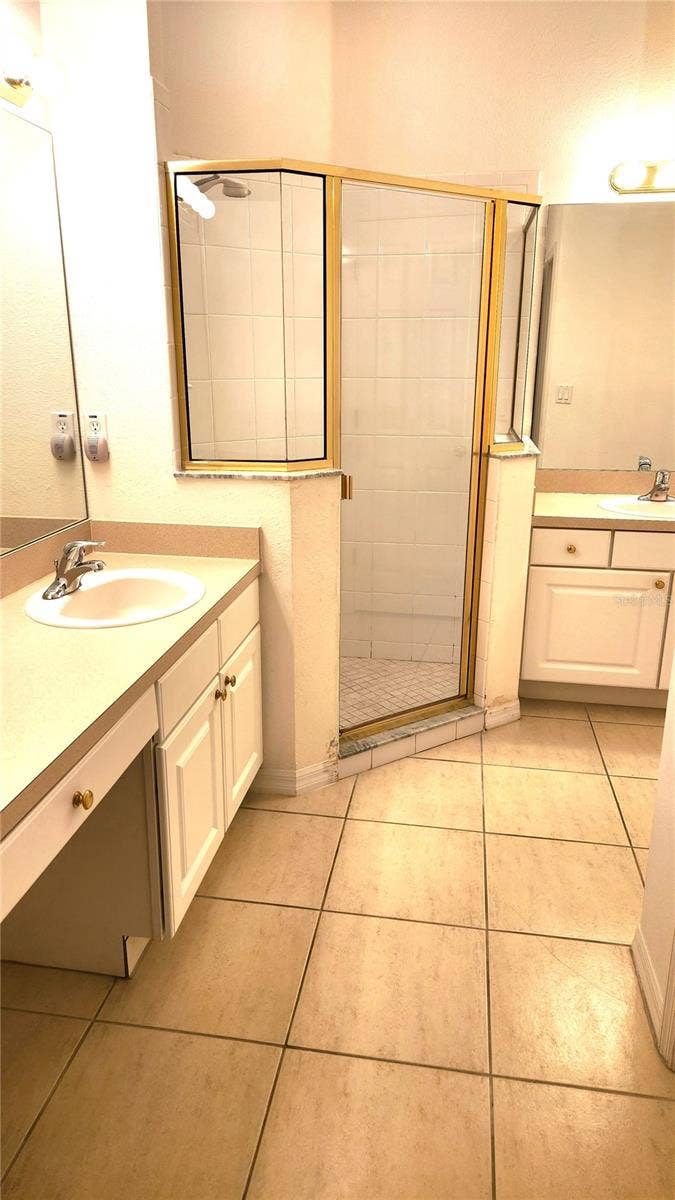 642 SPRING LAKE CIRCLE, Tarpon Springs, FL 34688 Primary bedroom has a large on-suite bathroom.
