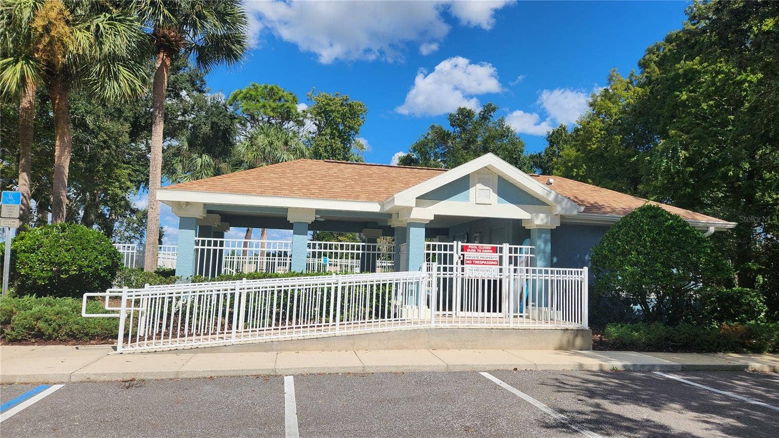 642 SPRING LAKE CIRCLE, Tarpon Springs, FL 34688 Pool and cabana on lake