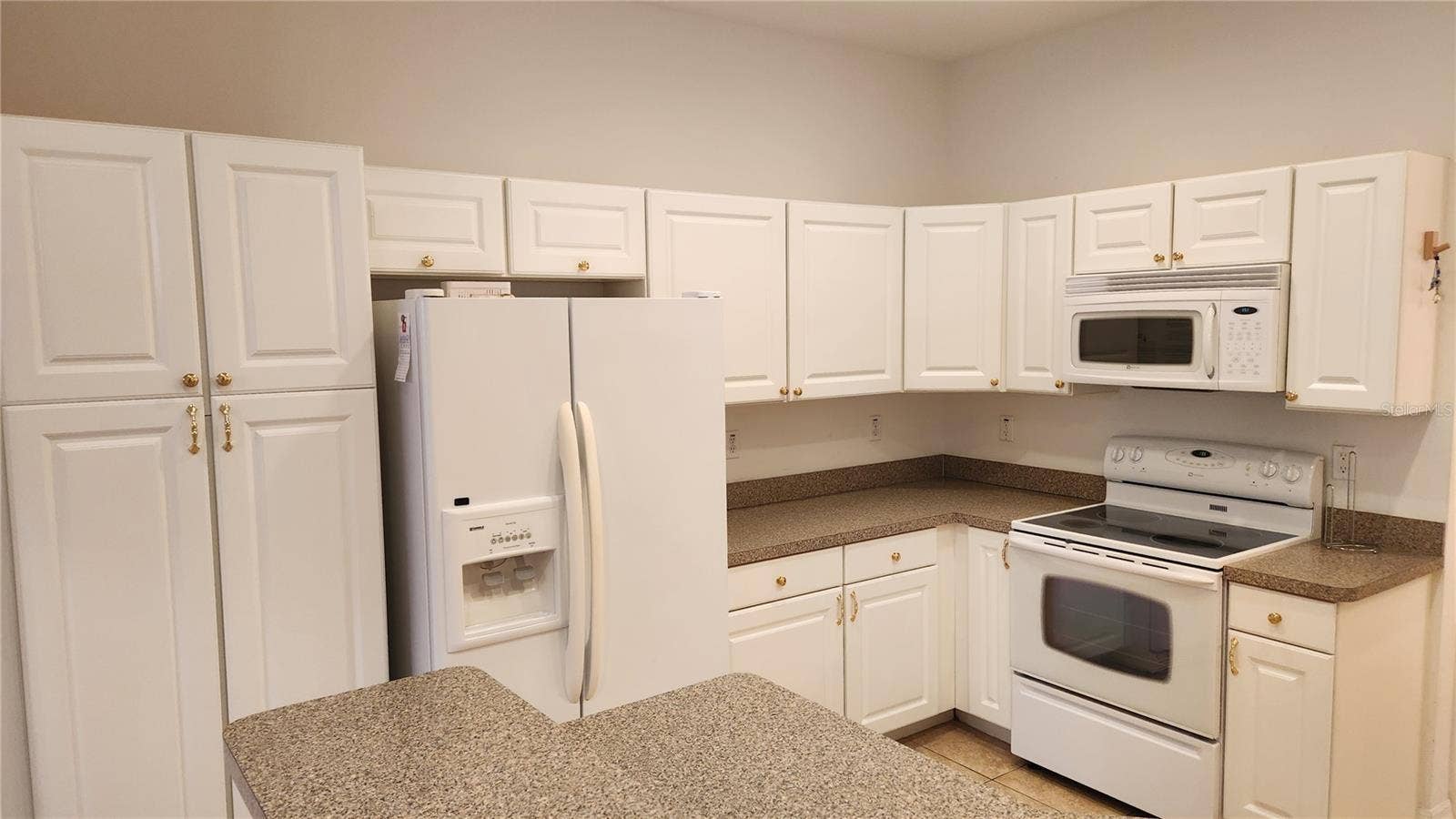 642 SPRING LAKE CIRCLE, Tarpon Springs, FL 34688 Spacious kitchen.