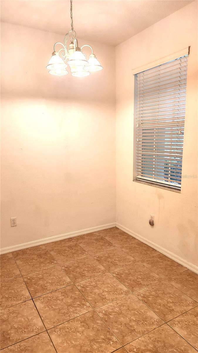 642 SPRING LAKE CIRCLE, Tarpon Springs, FL 34688 Eat in Area off the Kitchen.