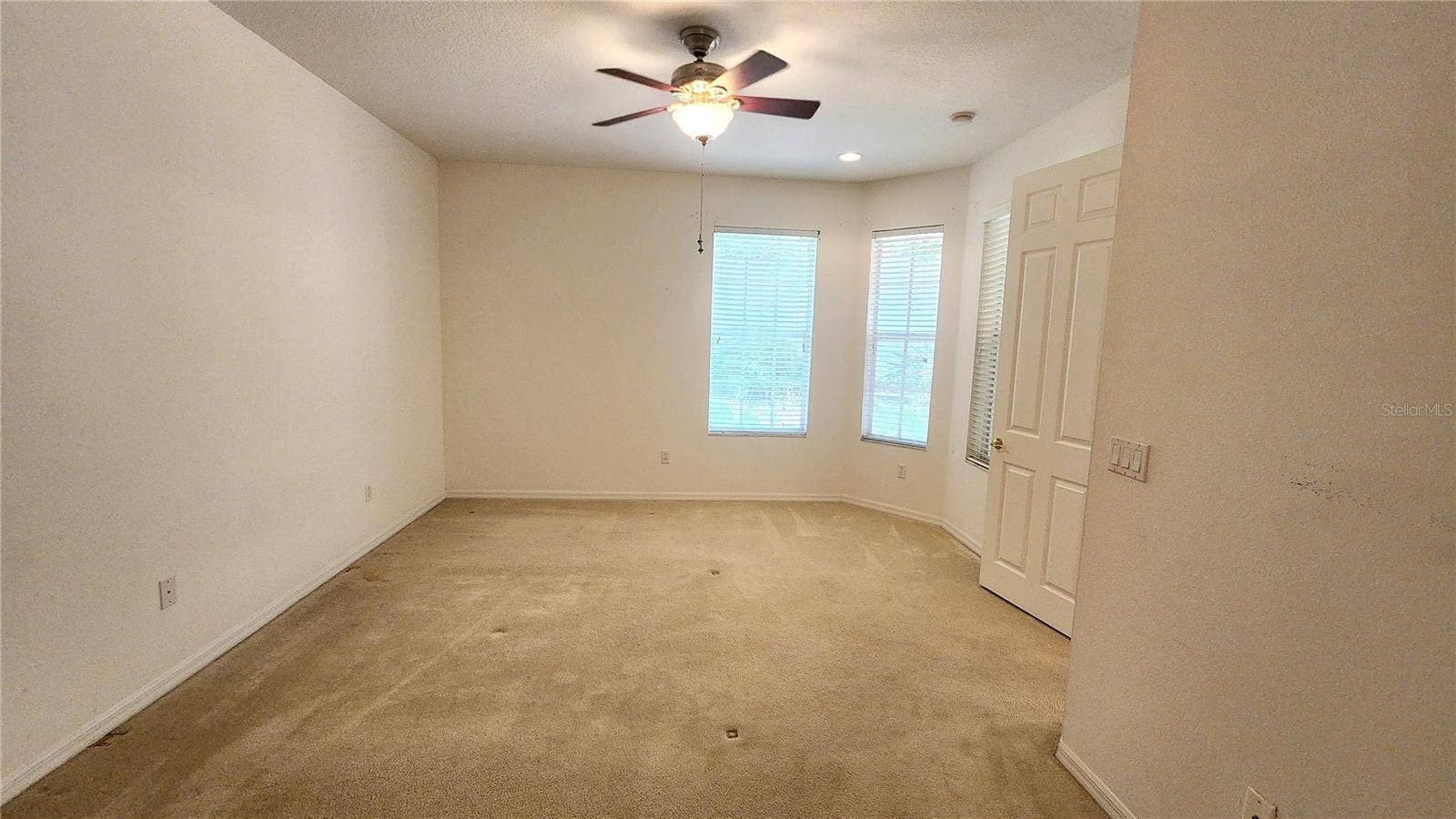 642 SPRING LAKE CIRCLE, Tarpon Springs, FL 34688 Large primary bedroom on ground floor.