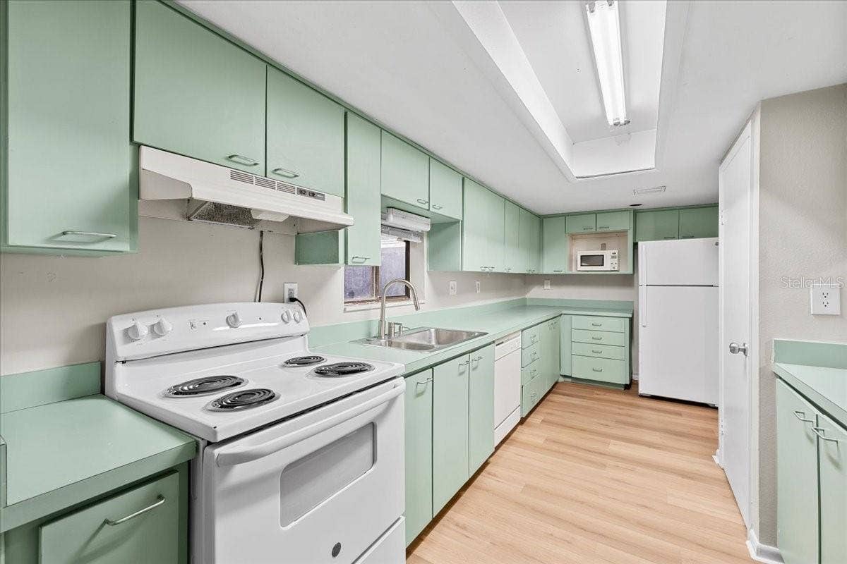 7903 CEDAR DRIVE, Temple Terrace, FL 33637