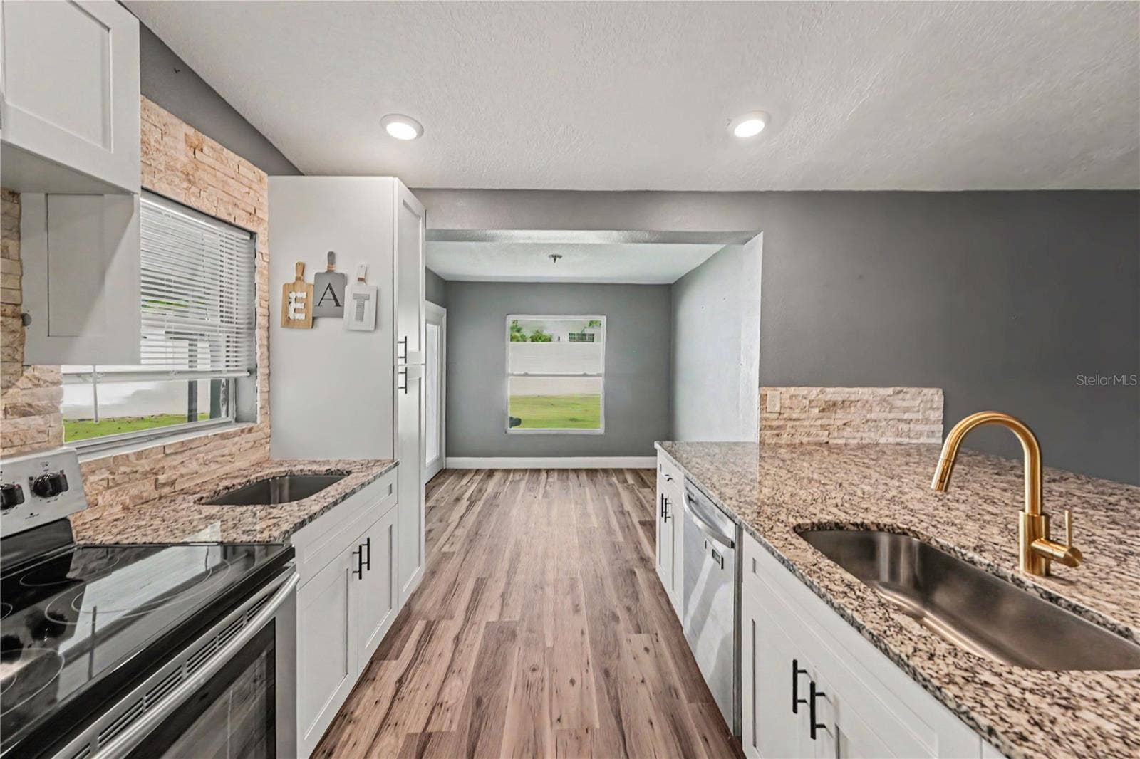 217 GARDEN CIRCLE, Belleair, FL 33756 Kitchen