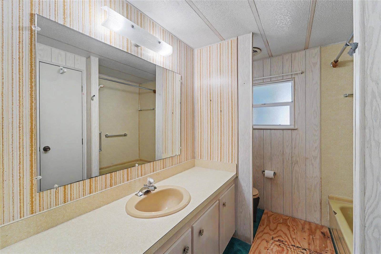 Guest bath with tub