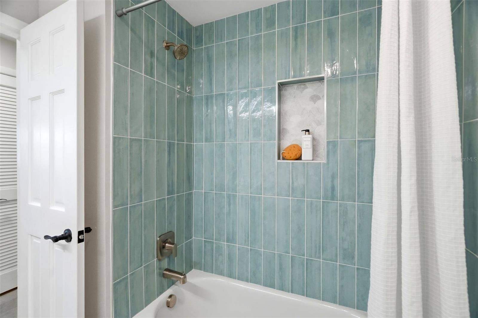 4700 14TH STREET NE, St Petersburg, FL 33703 Main bathroom.