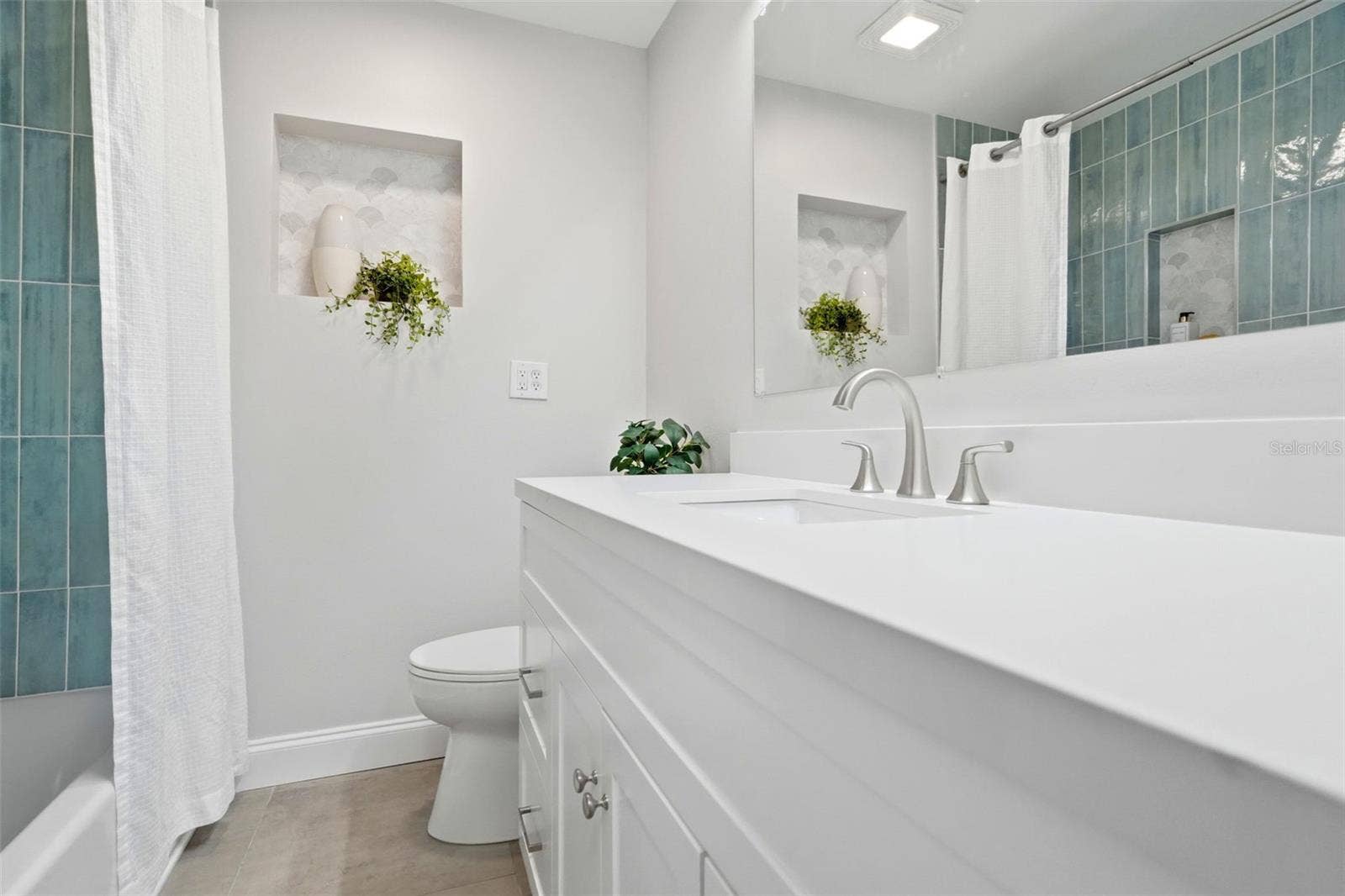 4700 14TH STREET NE, St Petersburg, FL 33703 Main bathroom.