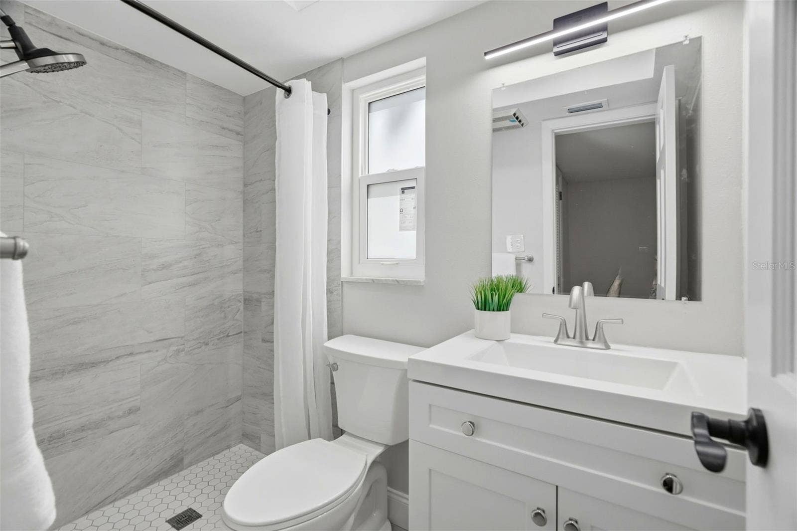 4700 14TH STREET NE, St Petersburg, FL 33703 Primary ensuite bathroom.