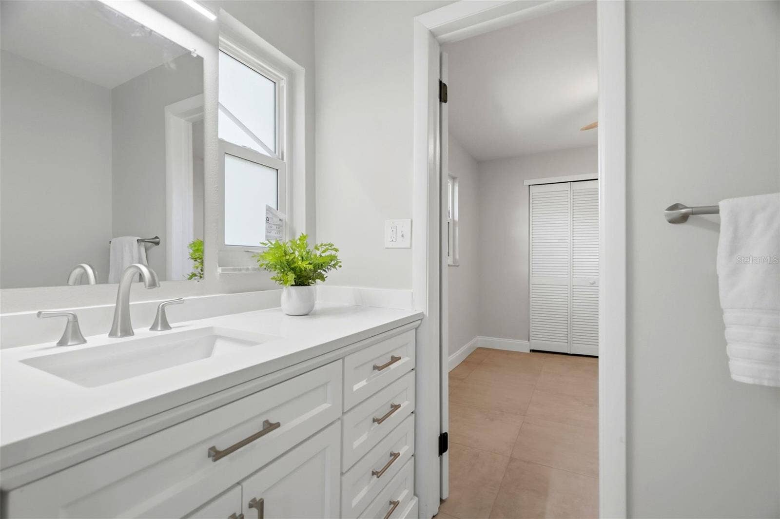 4700 14TH STREET NE, St Petersburg, FL 33703 Jack-and-Jill bathroom.