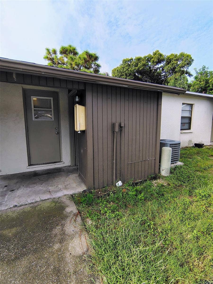 9563 LYNN LANE, #B, Seminole, FL 33777 9563 LYNN LANE, #B, Seminole, FL 33777