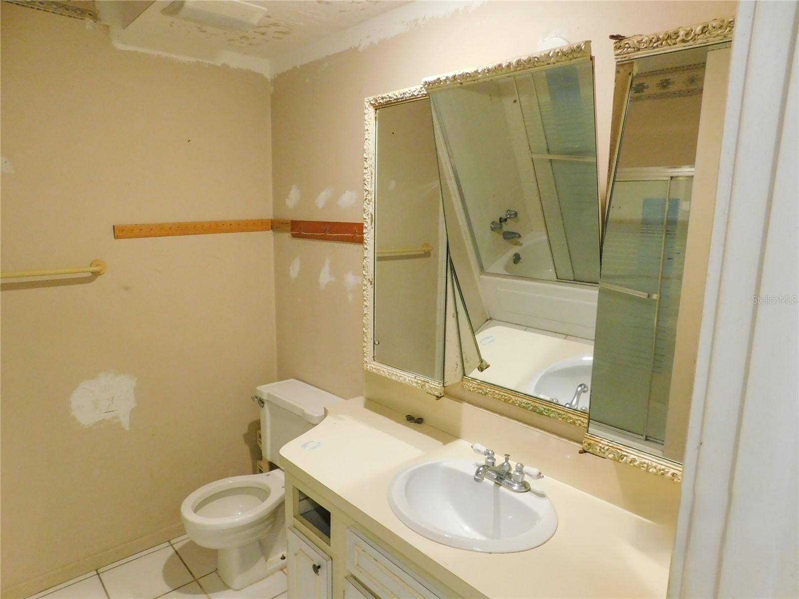 3724 LALANI BOULEVARD, Sarasota, FL 34232 3724 LALANI BOULEVARD, Sarasota, FL 34232