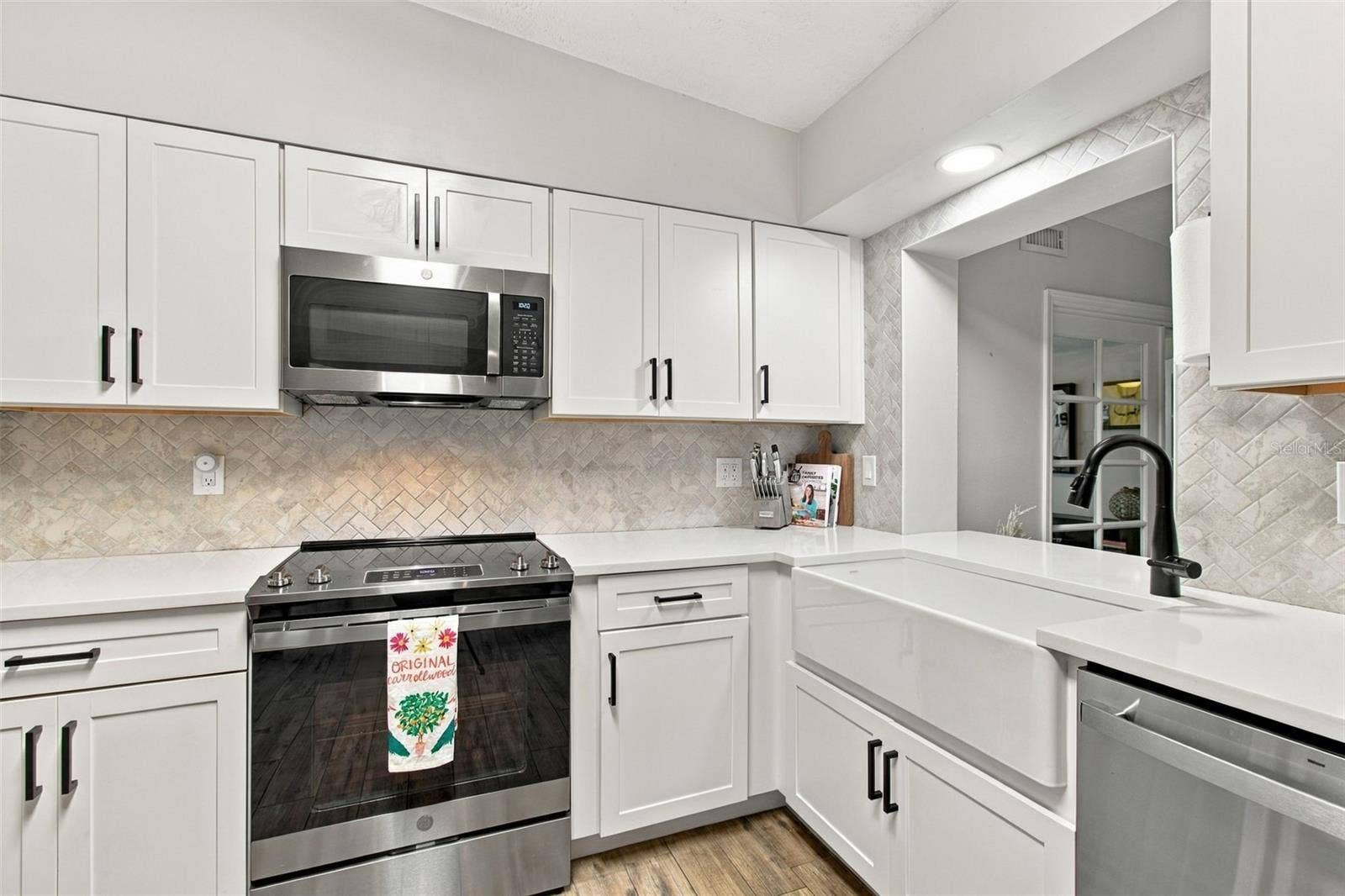3306 NAKORA DRIVE, Tampa, FL 33618 Kitchen