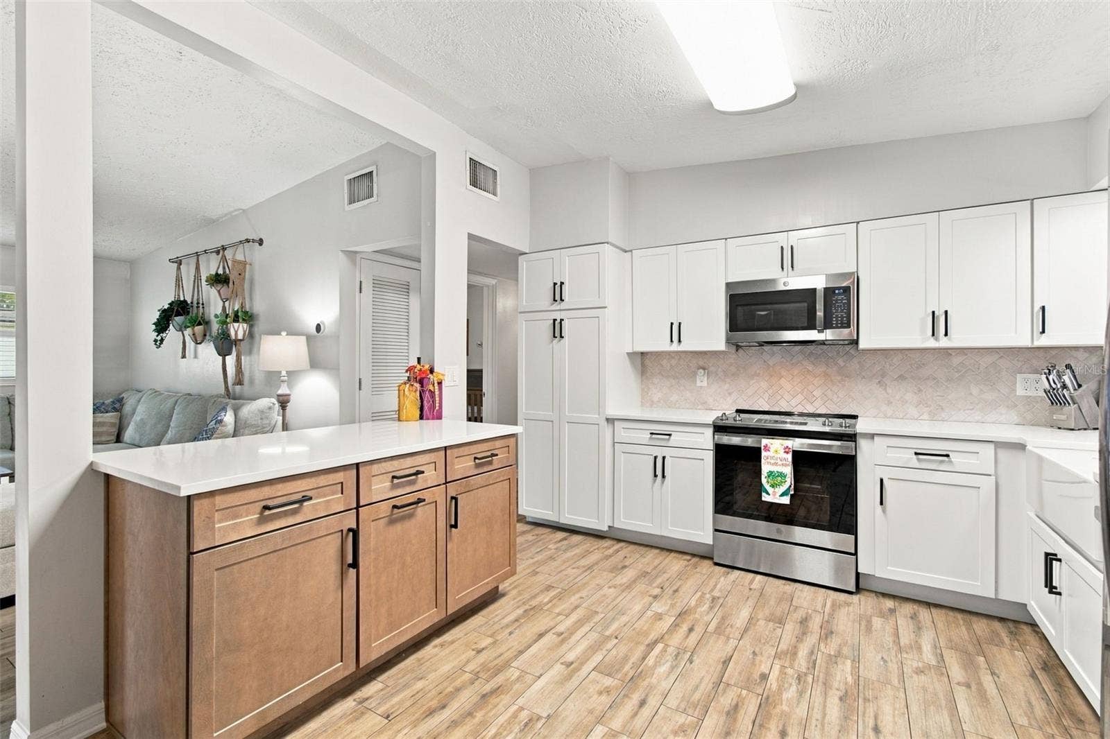 3306 NAKORA DRIVE, Tampa, FL 33618 Kitchen
