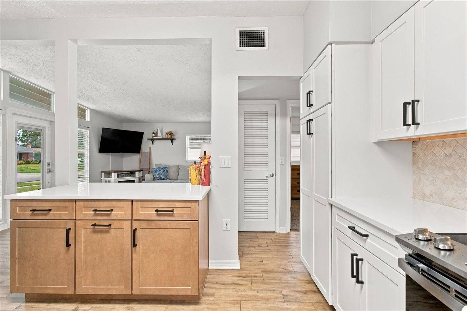 3306 NAKORA DRIVE, Tampa, FL 33618 Kitchen