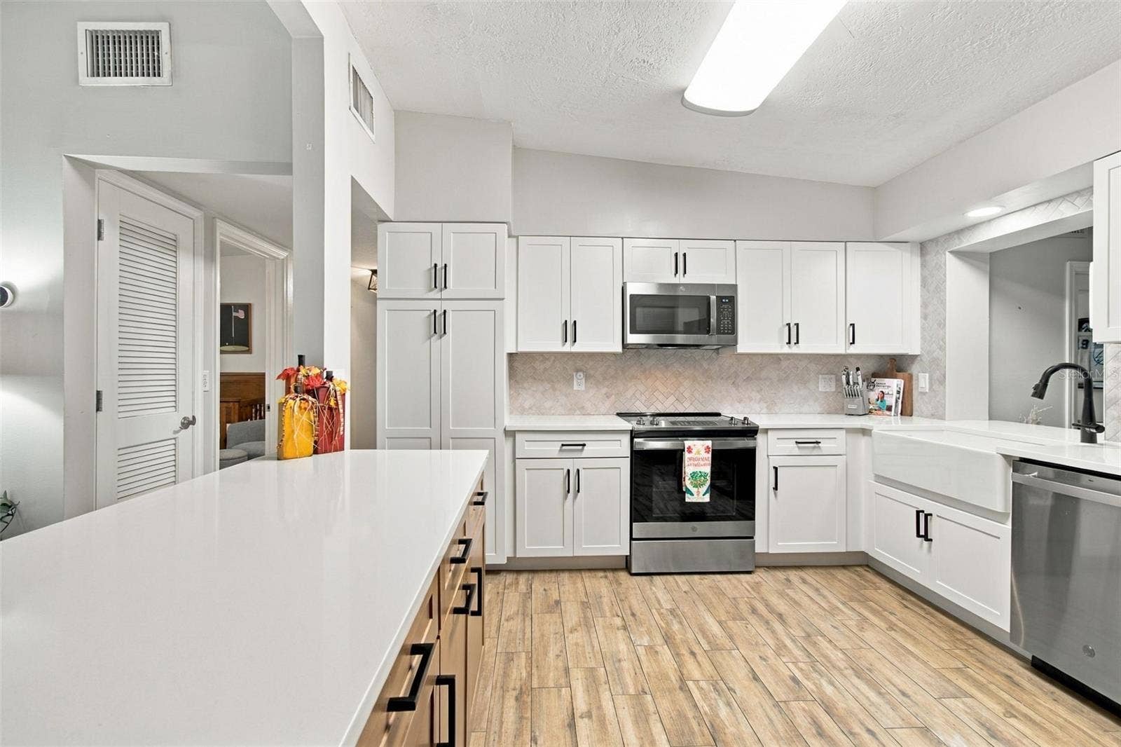 3306 NAKORA DRIVE, Tampa, FL 33618 Kitchen