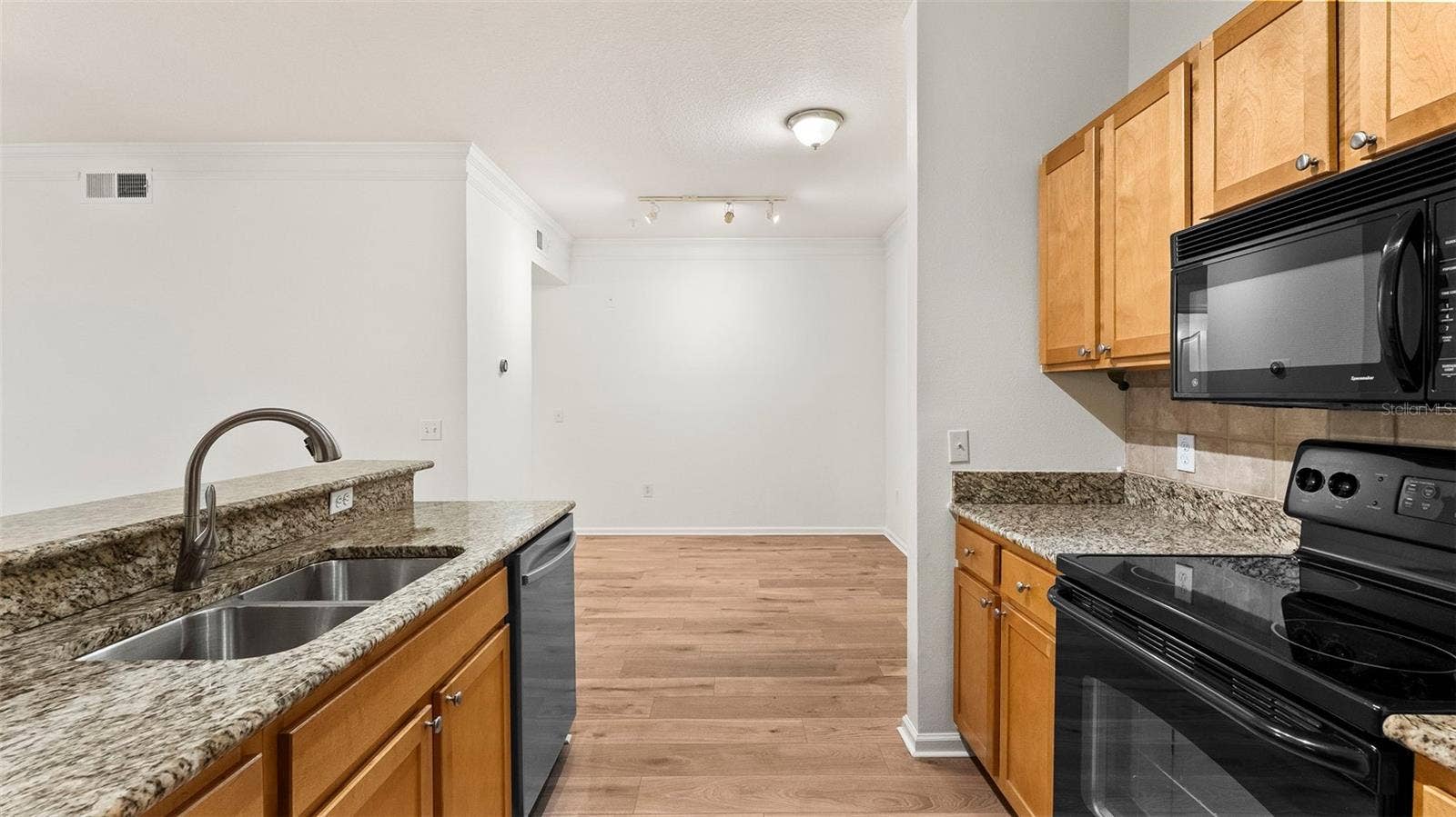 KITCHEN /DINING