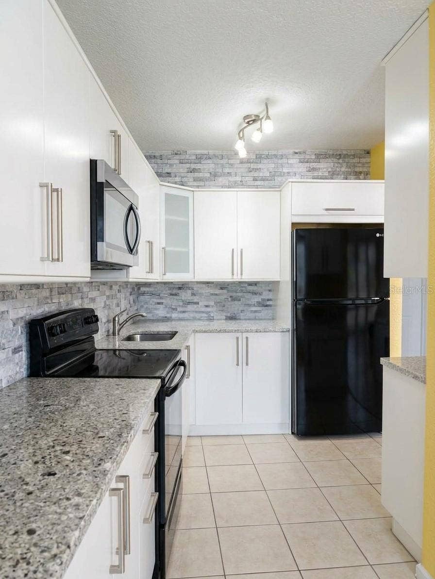 MODERN UPDATED KITCHEN
