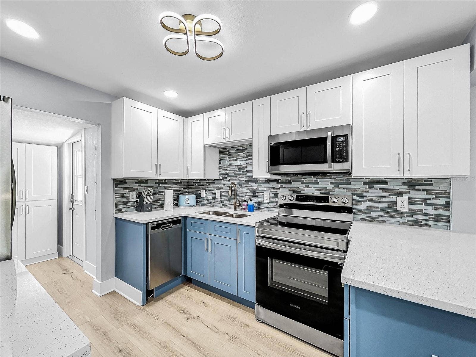 115 90TH AVENUE, Treasure Island, FL 33706