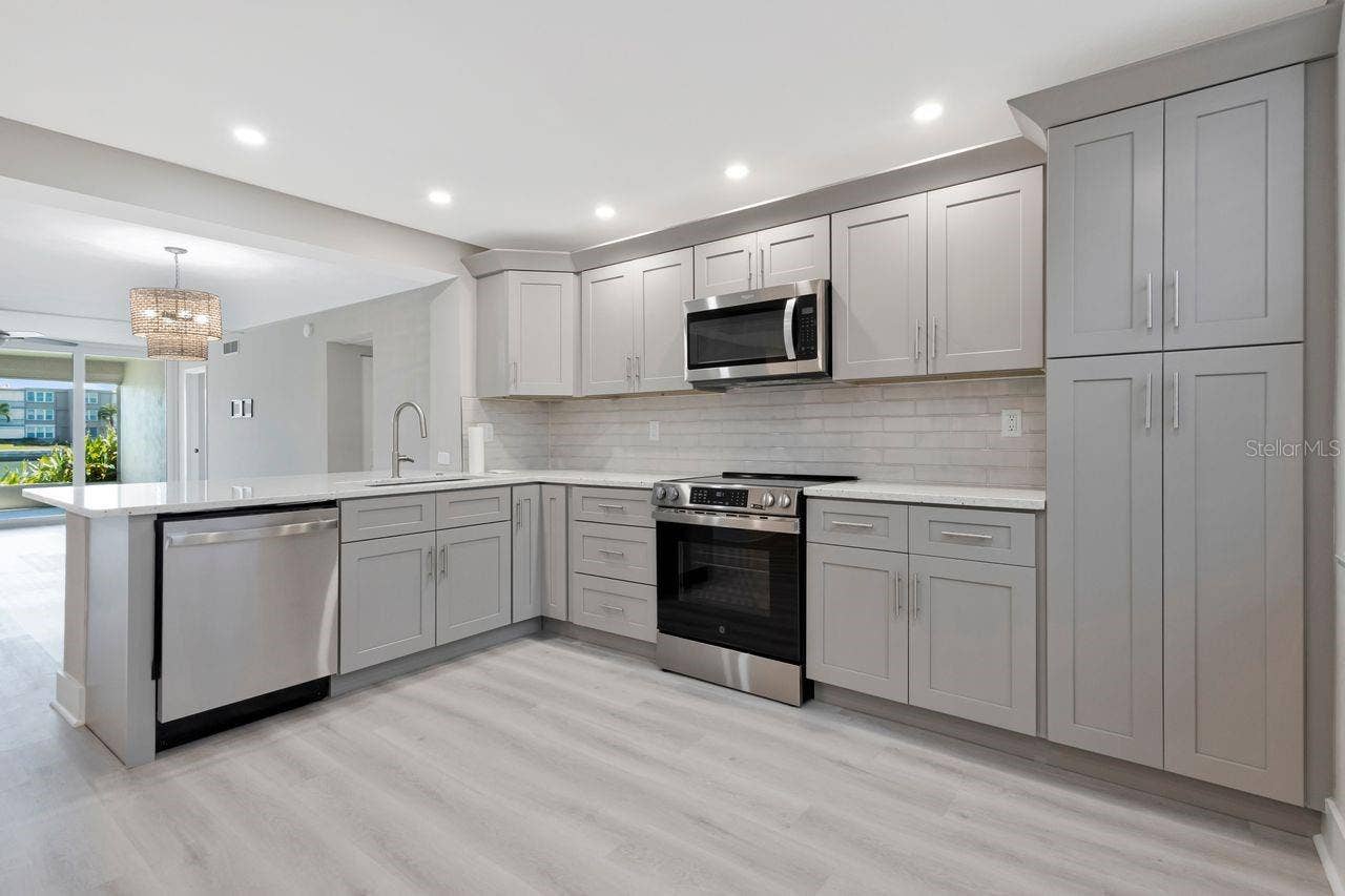 7645 SUN ISLAND DRIVE S, #101, South Pasadena, FL 33707 Kitchen