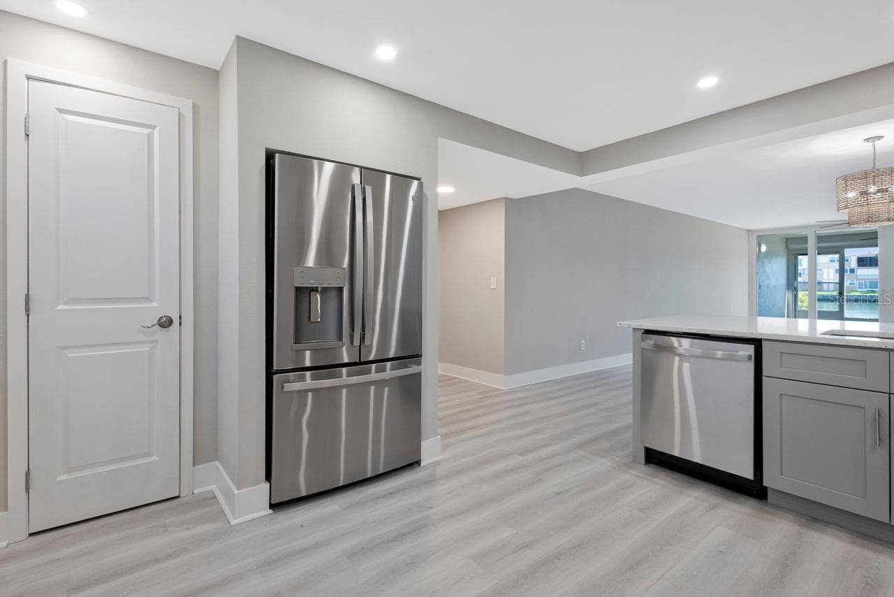 7645 SUN ISLAND DRIVE S, #101, South Pasadena, FL 33707 Kitchen
