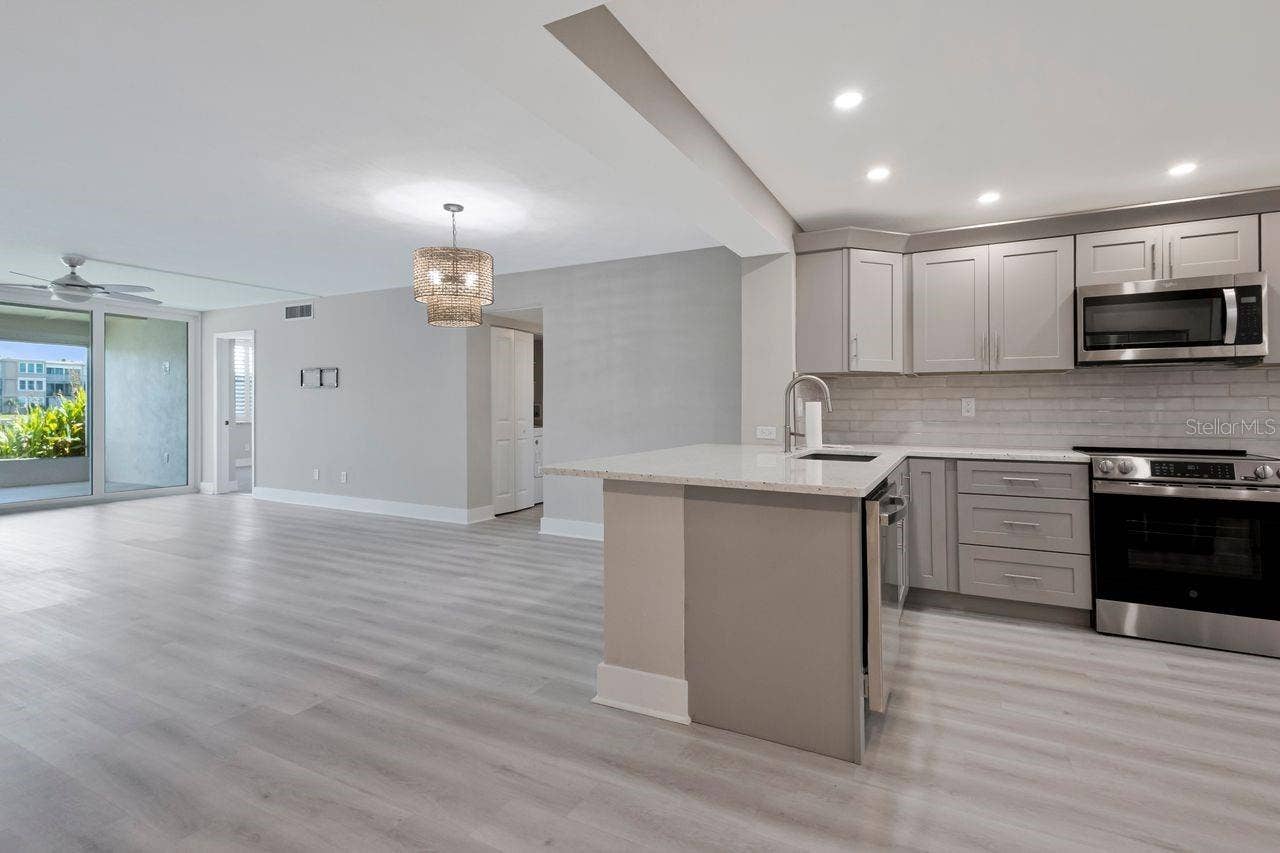 7645 SUN ISLAND DRIVE S, #101, South Pasadena, FL 33707 Kitchen to dining