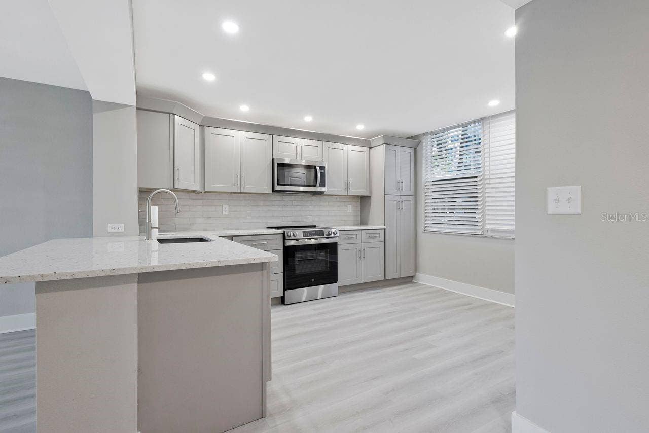 7645 SUN ISLAND DRIVE S, #101, South Pasadena, FL 33707 Kitchen