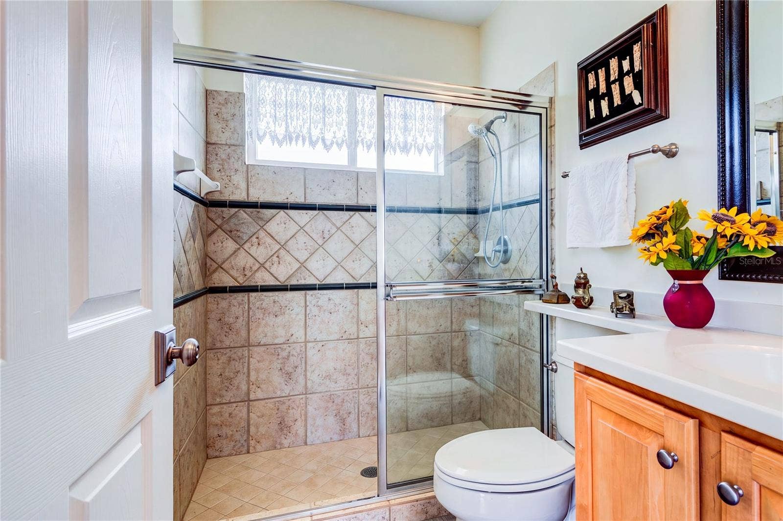 Back bath ensuite on same wing with door to access pool